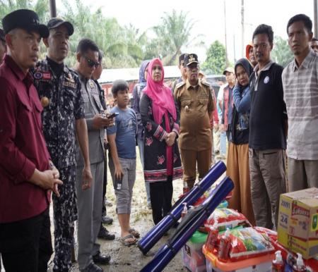 Pemprov) menyalurkan bantuan untuk masyarakat yang terdampak bencana banjir di Kecamatan Kemuning (foto/Yuni)